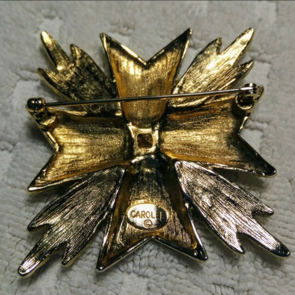 Carolee 2×2" VTG Gold tone cross - Picture 9 of 10